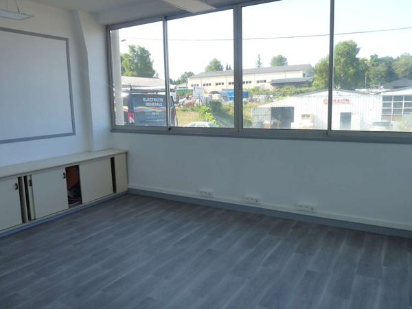 BATIMENT COMMERCIAL D’ENVIRON 2500 M² SURFACE DE VENTE, BUREAUX, SALLE DE REUNIONS, 11000 M² DE TERRAINS 19300