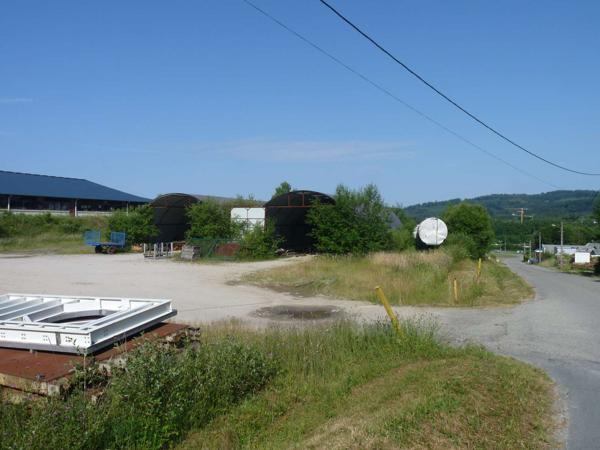 BATIMENT COMMERCIAL D’ENVIRON 2500 M² SURFACE DE VENTE, BUREAUX, SALLE DE REUNIONS, 11000 M² DE TERRAINS 19300