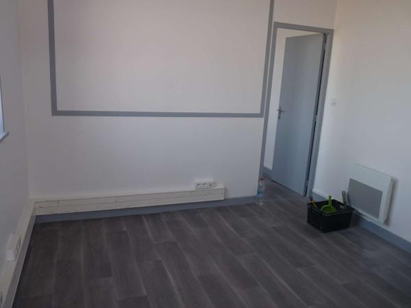 BATIMENT COMMERCIAL D’ENVIRON 2500 M² SURFACE DE VENTE, BUREAUX, SALLE DE REUNIONS, 11000 M² DE TERRAINS 19300