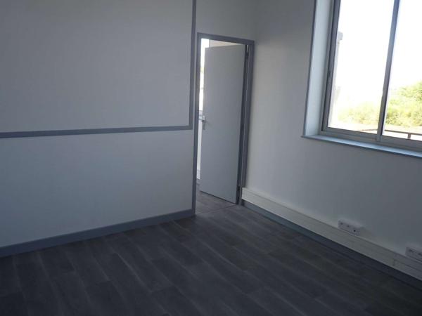 BATIMENT COMMERCIAL D’ENVIRON 2500 M² SURFACE DE VENTE, BUREAUX, SALLE DE REUNIONS, 11000 M² DE TERRAINS 19300