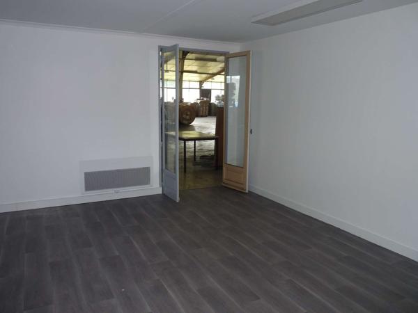 BATIMENT COMMERCIAL D’ENVIRON 2500 M² SURFACE DE VENTE, BUREAUX, SALLE DE REUNIONS, 11000 M² DE TERRAINS 19300