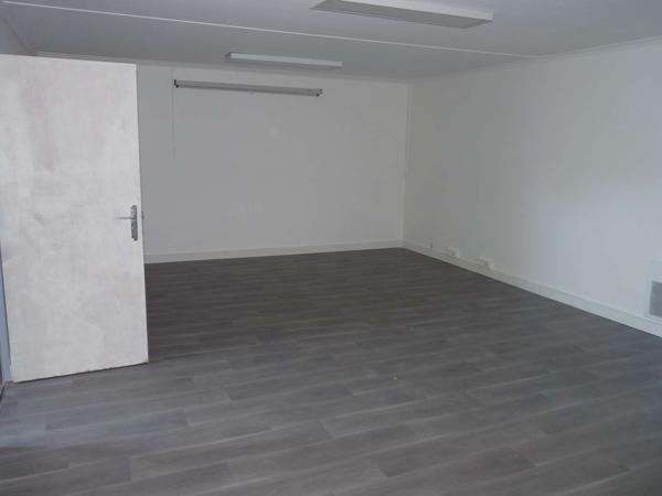 BATIMENT COMMERCIAL D’ENVIRON 2500 M² SURFACE DE VENTE, BUREAUX, SALLE DE REUNIONS, 11000 M² DE TERRAINS 19300