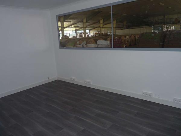 BATIMENT COMMERCIAL D’ENVIRON 2500 M² SURFACE DE VENTE, BUREAUX, SALLE DE REUNIONS, 11000 M² DE TERRAINS 19300