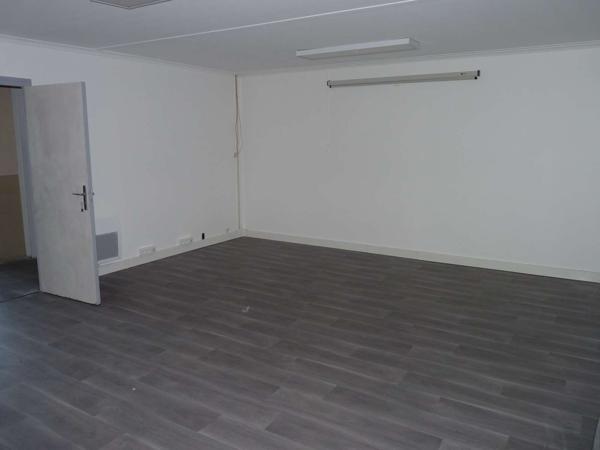 BATIMENT COMMERCIAL D’ENVIRON 2500 M² SURFACE DE VENTE, BUREAUX, SALLE DE REUNIONS, 11000 M² DE TERRAINS 19300