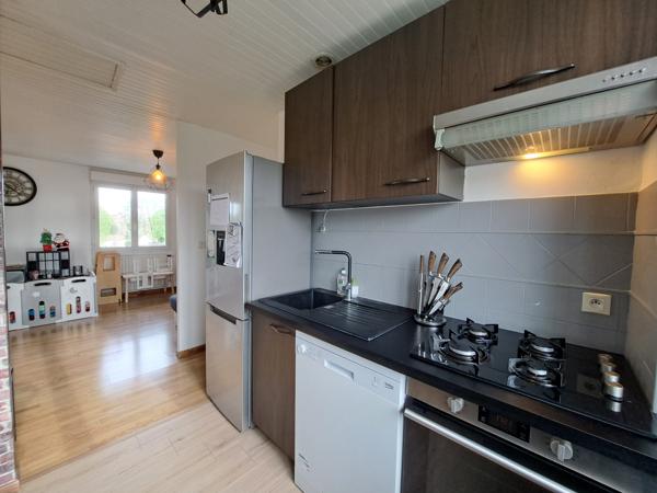 Maison sur sous-sol aménagé avec garage et jardin clos – 105 m² environ – 6 pièces