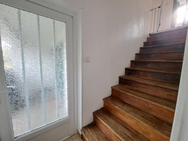 Maison sur sous-sol aménagé avec garage et jardin clos – 105 m² environ – 6 pièces