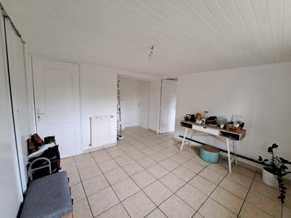 Maison sur sous-sol aménagé avec garage et jardin clos – 105 m² environ – 6 pièces