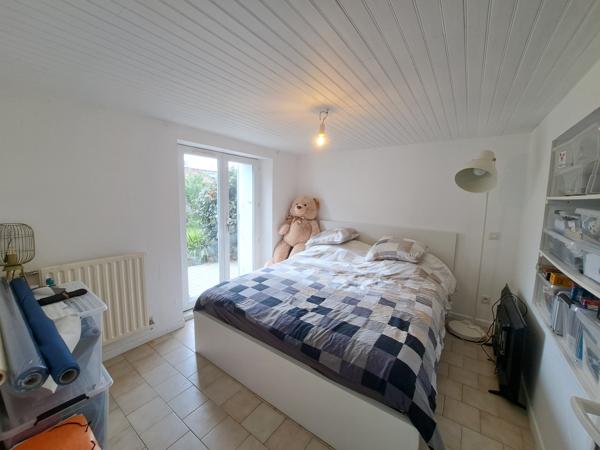 Maison sur sous-sol aménagé avec garage et jardin clos – 105 m² environ – 6 pièces