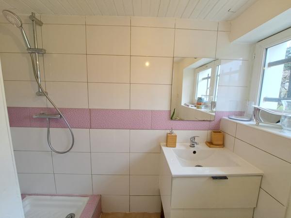 Maison sur sous-sol aménagé avec garage et jardin clos – 105 m² environ – 6 pièces