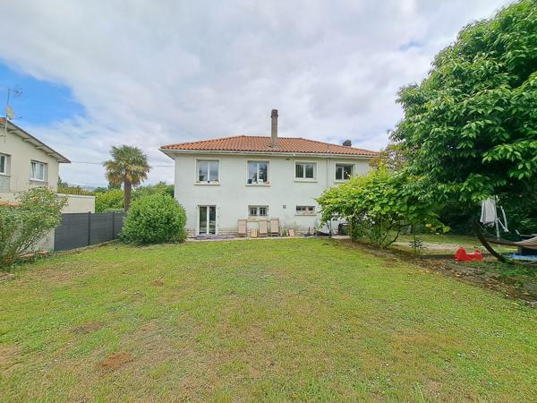 Maison sur sous-sol aménagé avec garage et jardin clos – 105 m² environ – 6 pièces