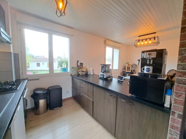 Maison sur sous-sol aménagé avec garage et jardin clos – 105 m² environ – 6 pièces