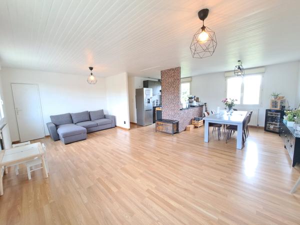 Maison sur sous-sol aménagé avec garage et jardin clos – 105 m² environ – 6 pièces