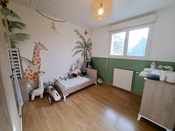 Maison sur sous-sol aménagé avec garage et jardin clos – 105 m² environ – 6 pièces