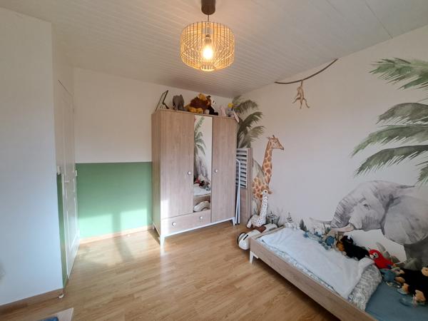 Maison sur sous-sol aménagé avec garage et jardin clos – 105 m² environ – 6 pièces