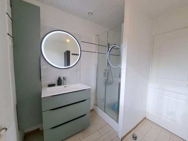 Maison sur sous-sol aménagé avec garage et jardin clos – 105 m² environ – 6 pièces