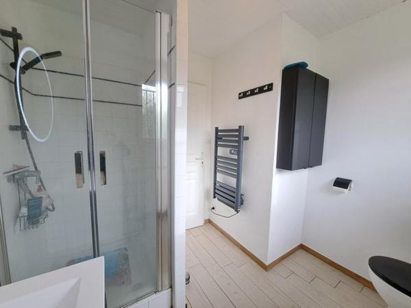 Maison sur sous-sol aménagé avec garage et jardin clos – 105 m² environ – 6 pièces