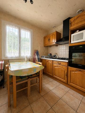 À seulement quelques minutes à pied de la gare, découvrez ce pavillon individuel édifié sur un sous-sol total, offrant un beau potentiel d'aménagement.

Il se compose d'une entrée ouvrant sur un agréable séjour/salle à manger lumineux, d'une cuisine aménagée, de trois chambres, d'une salle d'eau et d'un WC indépendant.

Le sous-sol total constitue un véritable atout et pourra répondre à de nombreux projets : stationnement, atelier, espace de stockage ou encore pièce de loisirs selon vos besoins.

L'ensemble est implanté sur un terrain de 1 050 m².

Des travaux de rafraîchissement sont à prévoir, vous offrant l'opportunité de personnaliser cette maison à votre goût et de révéler tout son potentiel.