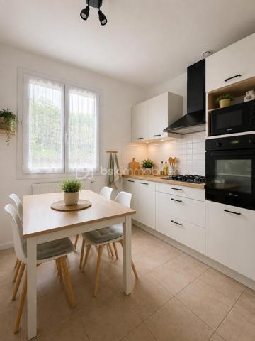 À seulement quelques minutes à pied de la gare, découvrez ce pavillon individuel édifié sur un sous-sol total, offrant un beau potentiel d'aménagement.

Il se compose d'une entrée ouvrant sur un agréable séjour/salle à manger lumineux, d'une cuisine aménagée, de trois chambres, d'une salle d'eau et d'un WC indépendant.

Le sous-sol total constitue un véritable atout et pourra répondre à de nombreux projets : stationnement, atelier, espace de stockage ou encore pièce de loisirs selon vos besoins.

L'ensemble est implanté sur un terrain de 1 050 m².

Des travaux de rafraîchissement sont à prévoir, vous offrant l'opportunité de personnaliser cette maison à votre goût et de révéler tout son potentiel.