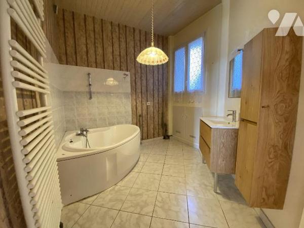 Idéalement situé au c?ur du quartier Siam, cet appartement offre un cadre de vie privilégié, à ...