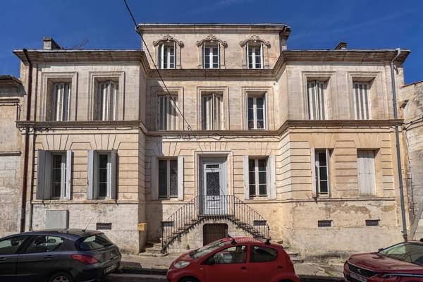 Élégante demeure d'époque avec cinq maisons d'amis, située au cœur d’une petite ville