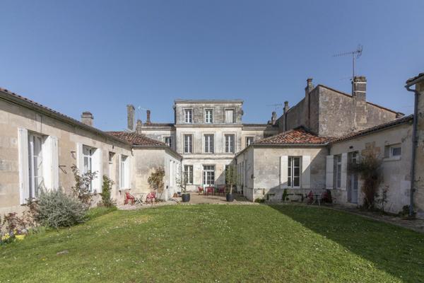 Élégante demeure d'époque avec cinq maisons d'amis, située au cœur d’une petite ville