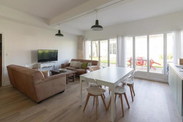 Élégante demeure d'époque avec cinq maisons d'amis, située au cœur d’une petite ville