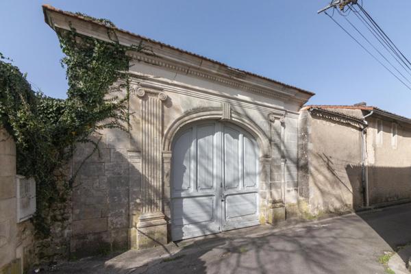 Élégante demeure d'époque avec cinq maisons d'amis, située au cœur d’une petite ville