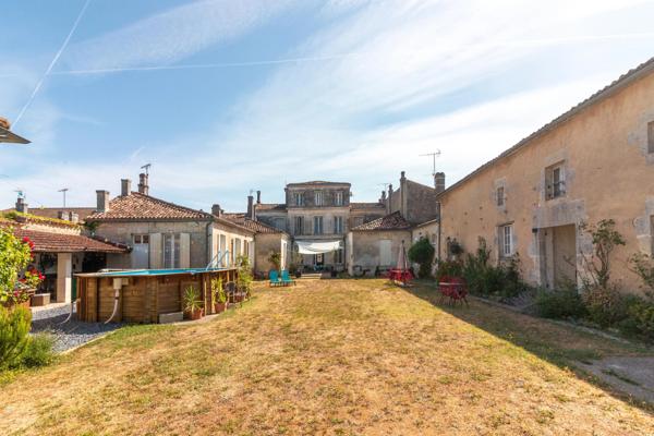 Élégante demeure d'époque avec cinq maisons d'amis, située au cœur d’une petite ville
