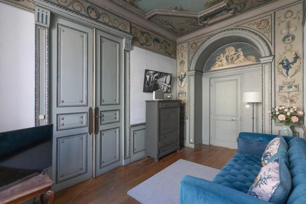 Élégante demeure d'époque avec cinq maisons d'amis, située au cœur d’une petite ville