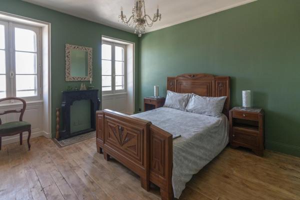 Élégante demeure d'époque avec cinq maisons d'amis, située au cœur d’une petite ville