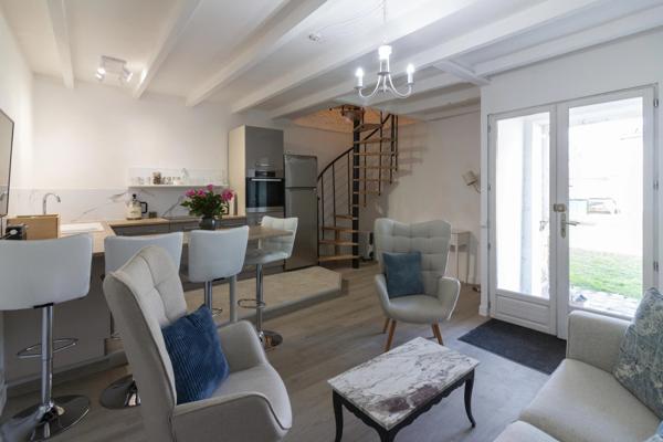 Élégante demeure d'époque avec cinq maisons d'amis, située au cœur d’une petite ville