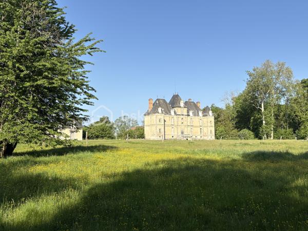Château Historique à Marolles sur Seine – Opportunité d'Investissement Unique à Proximité de Paris

Voici une occasion rare d'acquérir un domaine d'exception : un château Renaissance du XVIème siècle, classé monument historique, niché dans le cadre verdoyant de Marolles sur Seine, à seulement une heure de Paris. Ce bien remarquable offre une combinaison parfaite d'histoire, de beauté et de potentiel commercial. Organisation de réception de 40 à 2 x 250 couverts assis.

Points Forts du Domaine :
Architecture Époustouflante : Avec ses trois donjons emblématiques, le château se déploie sur 280m² et trois niveaux, offrant 12 pièces authentiques, mêlant pierre et chêne sous une toiture traditionnelle en ardoise.

Dépendances Polyvalentes : Le domaine s'étire sur plus de 22 hectares, incluant des écuries, un corps de ferme, une bâtisse historique,  6 chalets modernes pour l'hébergement.

Cadre Naturel et Loisirs : Profitez d'un parc arboré, de jardins, d'un bois, d'un champ équestre et de terres agricoles, idéaux pour des activités en plein air ou des événements.

Potentiel Elevé  :
Cette propriété unique est déjà un site prisé pour des événements de prestige. Son potentiel pour des projets de multipropriété, d'exploitation événementielle ou touristique est immense, offrant à l'investisseur visionnaire une opportunité de développer un projet d'envergure internationale.
Rare Opportunité d'Investissement :
Ce château n'est pas seulement un investissement dans la pierre ; c'est l'opportunité de posséder un pan de l'histoire française, tout en ouvrant des horizons nouveaux pour une exploitation commerciale réussie. La proximité de Paris, combinée à l'exclusivité du site, fait de cette propriété une offre rare sur le marché.

 Contactez moi au 07 49 92 09 79 – Vidéos sur demande.