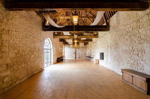 Château Historique à Marolles sur Seine – Opportunité d'Investissement Unique à Proximité de Paris

Voici une occasion rare d'acquérir un domaine d'exception : un château Renaissance du XVIème siècle, classé monument historique, niché dans le cadre verdoyant de Marolles sur Seine, à seulement une heure de Paris. Ce bien remarquable offre une combinaison parfaite d'histoire, de beauté et de potentiel commercial. Organisation de réception de 40 à 2 x 250 couverts assis.

Points Forts du Domaine :
Architecture Époustouflante : Avec ses trois donjons emblématiques, le château se déploie sur 280m² et trois niveaux, offrant 12 pièces authentiques, mêlant pierre et chêne sous une toiture traditionnelle en ardoise.

Dépendances Polyvalentes : Le domaine s'étire sur plus de 22 hectares, incluant des écuries, un corps de ferme, une bâtisse historique,  6 chalets modernes pour l'hébergement.

Cadre Naturel et Loisirs : Profitez d'un parc arboré, de jardins, d'un bois, d'un champ équestre et de terres agricoles, idéaux pour des activités en plein air ou des événements.

Potentiel Elevé  :
Cette propriété unique est déjà un site prisé pour des événements de prestige. Son potentiel pour des projets de multipropriété, d'exploitation événementielle ou touristique est immense, offrant à l'investisseur visionnaire une opportunité de développer un projet d'envergure internationale.
Rare Opportunité d'Investissement :
Ce château n'est pas seulement un investissement dans la pierre ; c'est l'opportunité de posséder un pan de l'histoire française, tout en ouvrant des horizons nouveaux pour une exploitation commerciale réussie. La proximité de Paris, combinée à l'exclusivité du site, fait de cette propriété une offre rare sur le marché.

 Contactez moi au 07 49 92 09 79 – Vidéos sur demande.