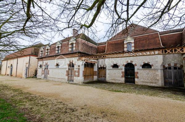 Château Historique à Marolles sur Seine – Opportunité d'Investissement Unique à Proximité de Paris

Voici une occasion rare d'acquérir un domaine d'exception : un château Renaissance du XVIème siècle, classé monument historique, niché dans le cadre verdoyant de Marolles sur Seine, à seulement une heure de Paris. Ce bien remarquable offre une combinaison parfaite d'histoire, de beauté et de potentiel commercial. Organisation de réception de 40 à 2 x 250 couverts assis.

Points Forts du Domaine :
Architecture Époustouflante : Avec ses trois donjons emblématiques, le château se déploie sur 280m² et trois niveaux, offrant 12 pièces authentiques, mêlant pierre et chêne sous une toiture traditionnelle en ardoise.

Dépendances Polyvalentes : Le domaine s'étire sur plus de 22 hectares, incluant des écuries, un corps de ferme, une bâtisse historique,  6 chalets modernes pour l'hébergement.

Cadre Naturel et Loisirs : Profitez d'un parc arboré, de jardins, d'un bois, d'un champ équestre et de terres agricoles, idéaux pour des activités en plein air ou des événements.

Potentiel Elevé  :
Cette propriété unique est déjà un site prisé pour des événements de prestige. Son potentiel pour des projets de multipropriété, d'exploitation événementielle ou touristique est immense, offrant à l'investisseur visionnaire une opportunité de développer un projet d'envergure internationale.
Rare Opportunité d'Investissement :
Ce château n'est pas seulement un investissement dans la pierre ; c'est l'opportunité de posséder un pan de l'histoire française, tout en ouvrant des horizons nouveaux pour une exploitation commerciale réussie. La proximité de Paris, combinée à l'exclusivité du site, fait de cette propriété une offre rare sur le marché.

 Contactez moi au 07 49 92 09 79 – Vidéos sur demande.
