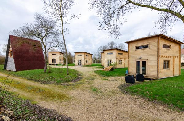 Château Historique à Marolles sur Seine – Opportunité d'Investissement Unique à Proximité de Paris

Voici une occasion rare d'acquérir un domaine d'exception : un château Renaissance du XVIème siècle, classé monument historique, niché dans le cadre verdoyant de Marolles sur Seine, à seulement une heure de Paris. Ce bien remarquable offre une combinaison parfaite d'histoire, de beauté et de potentiel commercial. Organisation de réception de 40 à 2 x 250 couverts assis.

Points Forts du Domaine :
Architecture Époustouflante : Avec ses trois donjons emblématiques, le château se déploie sur 280m² et trois niveaux, offrant 12 pièces authentiques, mêlant pierre et chêne sous une toiture traditionnelle en ardoise.

Dépendances Polyvalentes : Le domaine s'étire sur plus de 22 hectares, incluant des écuries, un corps de ferme, une bâtisse historique,  6 chalets modernes pour l'hébergement.

Cadre Naturel et Loisirs : Profitez d'un parc arboré, de jardins, d'un bois, d'un champ équestre et de terres agricoles, idéaux pour des activités en plein air ou des événements.

Potentiel Elevé  :
Cette propriété unique est déjà un site prisé pour des événements de prestige. Son potentiel pour des projets de multipropriété, d'exploitation événementielle ou touristique est immense, offrant à l'investisseur visionnaire une opportunité de développer un projet d'envergure internationale.
Rare Opportunité d'Investissement :
Ce château n'est pas seulement un investissement dans la pierre ; c'est l'opportunité de posséder un pan de l'histoire française, tout en ouvrant des horizons nouveaux pour une exploitation commerciale réussie. La proximité de Paris, combinée à l'exclusivité du site, fait de cette propriété une offre rare sur le marché.

 Contactez moi au 07 49 92 09 79 – Vidéos sur demande.
