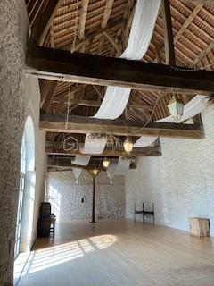 Château Historique à Marolles sur Seine – Opportunité d'Investissement Unique à Proximité de Paris

Voici une occasion rare d'acquérir un domaine d'exception : un château Renaissance du XVIème siècle, classé monument historique, niché dans le cadre verdoyant de Marolles sur Seine, à seulement une heure de Paris. Ce bien remarquable offre une combinaison parfaite d'histoire, de beauté et de potentiel commercial. Organisation de réception de 40 à 2 x 250 couverts assis.

Points Forts du Domaine :
Architecture Époustouflante : Avec ses trois donjons emblématiques, le château se déploie sur 280m² et trois niveaux, offrant 12 pièces authentiques, mêlant pierre et chêne sous une toiture traditionnelle en ardoise.

Dépendances Polyvalentes : Le domaine s'étire sur plus de 22 hectares, incluant des écuries, un corps de ferme, une bâtisse historique,  6 chalets modernes pour l'hébergement.

Cadre Naturel et Loisirs : Profitez d'un parc arboré, de jardins, d'un bois, d'un champ équestre et de terres agricoles, idéaux pour des activités en plein air ou des événements.

Potentiel Elevé  :
Cette propriété unique est déjà un site prisé pour des événements de prestige. Son potentiel pour des projets de multipropriété, d'exploitation événementielle ou touristique est immense, offrant à l'investisseur visionnaire une opportunité de développer un projet d'envergure internationale.
Rare Opportunité d'Investissement :
Ce château n'est pas seulement un investissement dans la pierre ; c'est l'opportunité de posséder un pan de l'histoire française, tout en ouvrant des horizons nouveaux pour une exploitation commerciale réussie. La proximité de Paris, combinée à l'exclusivité du site, fait de cette propriété une offre rare sur le marché.

 Contactez moi au 07 49 92 09 79 – Vidéos sur demande.