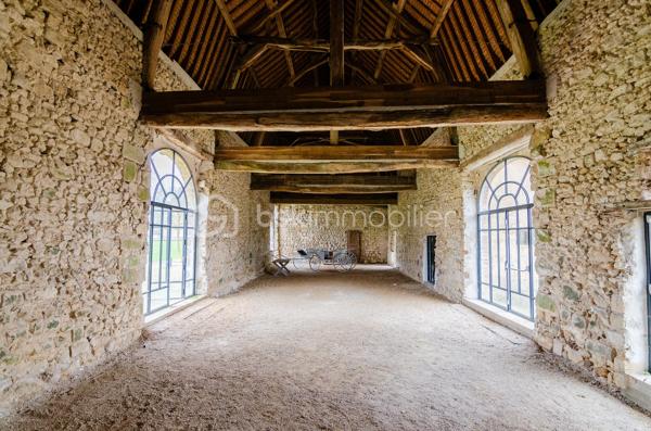Château Historique à Marolles sur Seine – Opportunité d'Investissement Unique à Proximité de Paris

Voici une occasion rare d'acquérir un domaine d'exception : un château Renaissance du XVIème siècle, classé monument historique, niché dans le cadre verdoyant de Marolles sur Seine, à seulement une heure de Paris. Ce bien remarquable offre une combinaison parfaite d'histoire, de beauté et de potentiel commercial. Organisation de réception de 40 à 2 x 250 couverts assis.

Points Forts du Domaine :
Architecture Époustouflante : Avec ses trois donjons emblématiques, le château se déploie sur 280m² et trois niveaux, offrant 12 pièces authentiques, mêlant pierre et chêne sous une toiture traditionnelle en ardoise.

Dépendances Polyvalentes : Le domaine s'étire sur plus de 22 hectares, incluant des écuries, un corps de ferme, une bâtisse historique,  6 chalets modernes pour l'hébergement.

Cadre Naturel et Loisirs : Profitez d'un parc arboré, de jardins, d'un bois, d'un champ équestre et de terres agricoles, idéaux pour des activités en plein air ou des événements.

Potentiel Elevé  :
Cette propriété unique est déjà un site prisé pour des événements de prestige. Son potentiel pour des projets de multipropriété, d'exploitation événementielle ou touristique est immense, offrant à l'investisseur visionnaire une opportunité de développer un projet d'envergure internationale.
Rare Opportunité d'Investissement :
Ce château n'est pas seulement un investissement dans la pierre ; c'est l'opportunité de posséder un pan de l'histoire française, tout en ouvrant des horizons nouveaux pour une exploitation commerciale réussie. La proximité de Paris, combinée à l'exclusivité du site, fait de cette propriété une offre rare sur le marché.

 Contactez moi au 07 49 92 09 79 – Vidéos sur demande.