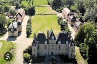 Château Historique à Marolles sur Seine – Opportunité d'Investissement Unique à Proximité de Paris

Voici une occasion rare d'acquérir un domaine d'exception : un château Renaissance du XVIème siècle, classé monument historique, niché dans le cadre verdoyant de Marolles sur Seine, à seulement une heure de Paris. Ce bien remarquable offre une combinaison parfaite d'histoire, de beauté et de potentiel commercial. Organisation de réception de 40 à 2 x 250 couverts assis.

Points Forts du Domaine :
Architecture Époustouflante : Avec ses trois donjons emblématiques, le château se déploie sur 280m² et trois niveaux, offrant 12 pièces authentiques, mêlant pierre et chêne sous une toiture traditionnelle en ardoise.

Dépendances Polyvalentes : Le domaine s'étire sur plus de 22 hectares, incluant des écuries, un corps de ferme, une bâtisse historique,  6 chalets modernes pour l'hébergement.

Cadre Naturel et Loisirs : Profitez d'un parc arboré, de jardins, d'un bois, d'un champ équestre et de terres agricoles, idéaux pour des activités en plein air ou des événements.

Potentiel Elevé  :
Cette propriété unique est déjà un site prisé pour des événements de prestige. Son potentiel pour des projets de multipropriété, d'exploitation événementielle ou touristique est immense, offrant à l'investisseur visionnaire une opportunité de développer un projet d'envergure internationale.
Rare Opportunité d'Investissement :
Ce château n'est pas seulement un investissement dans la pierre ; c'est l'opportunité de posséder un pan de l'histoire française, tout en ouvrant des horizons nouveaux pour une exploitation commerciale réussie. La proximité de Paris, combinée à l'exclusivité du site, fait de cette propriété une offre rare sur le marché.

 Contactez moi au 07 49 92 09 79 – Vidéos sur demande.