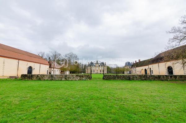 Château Historique à Marolles sur Seine – Opportunité d'Investissement Unique à Proximité de Paris

Voici une occasion rare d'acquérir un domaine d'exception : un château Renaissance du XVIème siècle, classé monument historique, niché dans le cadre verdoyant de Marolles sur Seine, à seulement une heure de Paris. Ce bien remarquable offre une combinaison parfaite d'histoire, de beauté et de potentiel commercial. Organisation de réception de 40 à 2 x 250 couverts assis.

Points Forts du Domaine :
Architecture Époustouflante : Avec ses trois donjons emblématiques, le château se déploie sur 280m² et trois niveaux, offrant 12 pièces authentiques, mêlant pierre et chêne sous une toiture traditionnelle en ardoise.

Dépendances Polyvalentes : Le domaine s'étire sur plus de 22 hectares, incluant des écuries, un corps de ferme, une bâtisse historique,  6 chalets modernes pour l'hébergement.

Cadre Naturel et Loisirs : Profitez d'un parc arboré, de jardins, d'un bois, d'un champ équestre et de terres agricoles, idéaux pour des activités en plein air ou des événements.

Potentiel Elevé  :
Cette propriété unique est déjà un site prisé pour des événements de prestige. Son potentiel pour des projets de multipropriété, d'exploitation événementielle ou touristique est immense, offrant à l'investisseur visionnaire une opportunité de développer un projet d'envergure internationale.
Rare Opportunité d'Investissement :
Ce château n'est pas seulement un investissement dans la pierre ; c'est l'opportunité de posséder un pan de l'histoire française, tout en ouvrant des horizons nouveaux pour une exploitation commerciale réussie. La proximité de Paris, combinée à l'exclusivité du site, fait de cette propriété une offre rare sur le marché.

 Contactez moi au 07 49 92 09 79 – Vidéos sur demande.