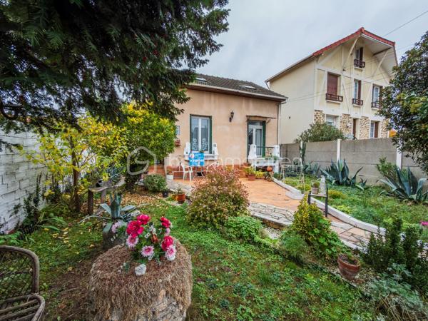 À seulement quelques minutes à pied de la gare de Villeneuve-Saint-Georges (Paris Gare de Lyon en 15 minutes !) et proche de toutes les commodités, 
Venez découvrir cette maison avec studio indépendant, terrasse et charmants extérieurs située dans un quartier résidentiel et parfaitement desservi !

En retrait de la rue, cette maison individuelle des années 1940, offre 93 m² au sol répartis sur deux niveaux.
Elle vous propose :
•	une Véranda d’entrée
•	une Cuisine séparée et aménagée
•	un Séjour traversant de 29 m², offrant une belle luminosité
•	une Salle de bain spacieuse, avec wc et espace buanderie
•	3 chambres, dont une au rez-de-chaussée
•	un Dressing (avec possibilité d’y créer une 2nde pièce d’eau)
•	un Balcon
En complément, vous bénéficierez d’un garage aménagé en Studio indépendant de 22 m², comprenant une pièce de vie avec une cuisine aménagée et une salle d’eau : idéal pour un adolescent, un parent, un espace bureau ou un revenu locatif complémentaire.

La propriété dispose également d’une cave d’environ 30 m² (1,80 m de hauteur, type vide sanitaire), bien pratique.
Le tout est édifié sur une parcelle de 403 m², comprenant :
•	Un stationnement sur la parcelle,
•	Un jardin plein de charme,
•	Une terrasse,
•	Un espace arrière avec abri de jardin en dur.

Bien entretenue, la maison est en bon état et dispose d’une chaudière gaz récente ainsi que de fenêtres double vitrage. 
Quelques rafraîchissements pour une mise à votre goût vous seront probablement nécessaires.

Visite Virtuelle disponible en lien de cette annonce pour une première découverte de ce bien et de ses nombreux atouts !

La localisation, les espaces extérieurs, les prestations et le potentiel de cette maison et sa dépendance vous seront très largement profitables !
À visiter sans tarder ! 
À votre disposition 7 jours sur 7