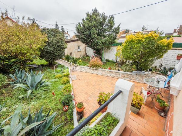 À seulement quelques minutes à pied de la gare de Villeneuve-Saint-Georges (Paris Gare de Lyon en 15 minutes !) et proche de toutes les commodités, 
Venez découvrir cette maison avec studio indépendant, terrasse et charmants extérieurs située dans un quartier résidentiel et parfaitement desservi !

En retrait de la rue, cette maison individuelle des années 1940, offre 93 m² au sol répartis sur deux niveaux.
Elle vous propose :
•	une Véranda d’entrée
•	une Cuisine séparée et aménagée
•	un Séjour traversant de 29 m², offrant une belle luminosité
•	une Salle de bain spacieuse, avec wc et espace buanderie
•	3 chambres, dont une au rez-de-chaussée
•	un Dressing (avec possibilité d’y créer une 2nde pièce d’eau)
•	un Balcon
En complément, vous bénéficierez d’un garage aménagé en Studio indépendant de 22 m², comprenant une pièce de vie avec une cuisine aménagée et une salle d’eau : idéal pour un adolescent, un parent, un espace bureau ou un revenu locatif complémentaire.

La propriété dispose également d’une cave d’environ 30 m² (1,80 m de hauteur, type vide sanitaire), bien pratique.
Le tout est édifié sur une parcelle de 403 m², comprenant :
•	Un stationnement sur la parcelle,
•	Un jardin plein de charme,
•	Une terrasse,
•	Un espace arrière avec abri de jardin en dur.

Bien entretenue, la maison est en bon état et dispose d’une chaudière gaz récente ainsi que de fenêtres double vitrage. 
Quelques rafraîchissements pour une mise à votre goût vous seront probablement nécessaires.

Visite Virtuelle disponible en lien de cette annonce pour une première découverte de ce bien et de ses nombreux atouts !

La localisation, les espaces extérieurs, les prestations et le potentiel de cette maison et sa dépendance vous seront très largement profitables !
À visiter sans tarder ! 
À votre disposition 7 jours sur 7