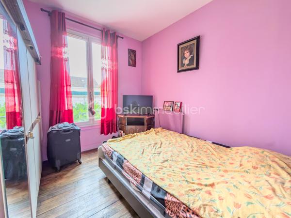 À seulement quelques minutes à pied de la gare de Villeneuve-Saint-Georges (Paris Gare de Lyon en 15 minutes !) et proche de toutes les commodités, 
Venez découvrir cette maison avec studio indépendant, terrasse et charmants extérieurs située dans un quartier résidentiel et parfaitement desservi !

En retrait de la rue, cette maison individuelle des années 1940, offre 93 m² au sol répartis sur deux niveaux.
Elle vous propose :
•	une Véranda d’entrée
•	une Cuisine séparée et aménagée
•	un Séjour traversant de 29 m², offrant une belle luminosité
•	une Salle de bain spacieuse, avec wc et espace buanderie
•	3 chambres, dont une au rez-de-chaussée
•	un Dressing (avec possibilité d’y créer une 2nde pièce d’eau)
•	un Balcon
En complément, vous bénéficierez d’un garage aménagé en Studio indépendant de 22 m², comprenant une pièce de vie avec une cuisine aménagée et une salle d’eau : idéal pour un adolescent, un parent, un espace bureau ou un revenu locatif complémentaire.

La propriété dispose également d’une cave d’environ 30 m² (1,80 m de hauteur, type vide sanitaire), bien pratique.
Le tout est édifié sur une parcelle de 403 m², comprenant :
•	Un stationnement sur la parcelle,
•	Un jardin plein de charme,
•	Une terrasse,
•	Un espace arrière avec abri de jardin en dur.

Bien entretenue, la maison est en bon état et dispose d’une chaudière gaz récente ainsi que de fenêtres double vitrage. 
Quelques rafraîchissements pour une mise à votre goût vous seront probablement nécessaires.

Visite Virtuelle disponible en lien de cette annonce pour une première découverte de ce bien et de ses nombreux atouts !

La localisation, les espaces extérieurs, les prestations et le potentiel de cette maison et sa dépendance vous seront très largement profitables !
À visiter sans tarder ! 
À votre disposition 7 jours sur 7