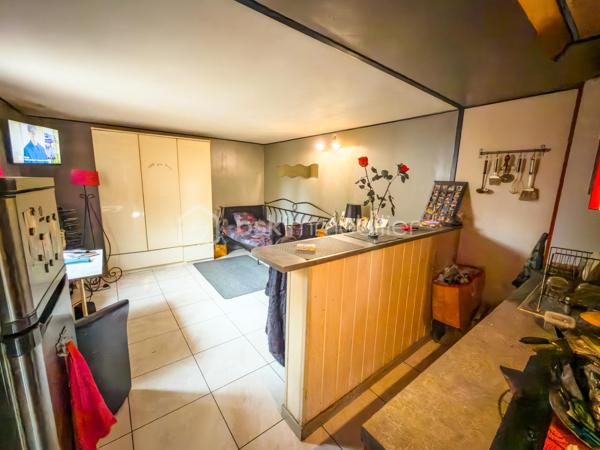 À seulement quelques minutes à pied de la gare de Villeneuve-Saint-Georges (Paris Gare de Lyon en 15 minutes !) et proche de toutes les commodités, 
Venez découvrir cette maison avec studio indépendant, terrasse et charmants extérieurs située dans un quartier résidentiel et parfaitement desservi !

En retrait de la rue, cette maison individuelle des années 1940, offre 93 m² au sol répartis sur deux niveaux.
Elle vous propose :
•	une Véranda d’entrée
•	une Cuisine séparée et aménagée
•	un Séjour traversant de 29 m², offrant une belle luminosité
•	une Salle de bain spacieuse, avec wc et espace buanderie
•	3 chambres, dont une au rez-de-chaussée
•	un Dressing (avec possibilité d’y créer une 2nde pièce d’eau)
•	un Balcon
En complément, vous bénéficierez d’un garage aménagé en Studio indépendant de 22 m², comprenant une pièce de vie avec une cuisine aménagée et une salle d’eau : idéal pour un adolescent, un parent, un espace bureau ou un revenu locatif complémentaire.

La propriété dispose également d’une cave d’environ 30 m² (1,80 m de hauteur, type vide sanitaire), bien pratique.
Le tout est édifié sur une parcelle de 403 m², comprenant :
•	Un stationnement sur la parcelle,
•	Un jardin plein de charme,
•	Une terrasse,
•	Un espace arrière avec abri de jardin en dur.

Bien entretenue, la maison est en bon état et dispose d’une chaudière gaz récente ainsi que de fenêtres double vitrage. 
Quelques rafraîchissements pour une mise à votre goût vous seront probablement nécessaires.

Visite Virtuelle disponible en lien de cette annonce pour une première découverte de ce bien et de ses nombreux atouts !

La localisation, les espaces extérieurs, les prestations et le potentiel de cette maison et sa dépendance vous seront très largement profitables !
À visiter sans tarder ! 
À votre disposition 7 jours sur 7