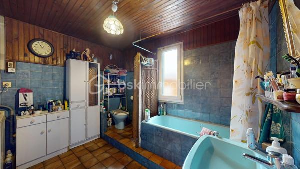 À seulement quelques minutes à pied de la gare de Villeneuve-Saint-Georges (Paris Gare de Lyon en 15 minutes !) et proche de toutes les commodités, 
Venez découvrir cette maison avec studio indépendant, terrasse et charmants extérieurs située dans un quartier résidentiel et parfaitement desservi !

En retrait de la rue, cette maison individuelle des années 1940, offre 93 m² au sol répartis sur deux niveaux.
Elle vous propose :
•	une Véranda d’entrée
•	une Cuisine séparée et aménagée
•	un Séjour traversant de 29 m², offrant une belle luminosité
•	une Salle de bain spacieuse, avec wc et espace buanderie
•	3 chambres, dont une au rez-de-chaussée
•	un Dressing (avec possibilité d’y créer une 2nde pièce d’eau)
•	un Balcon
En complément, vous bénéficierez d’un garage aménagé en Studio indépendant de 22 m², comprenant une pièce de vie avec une cuisine aménagée et une salle d’eau : idéal pour un adolescent, un parent, un espace bureau ou un revenu locatif complémentaire.

La propriété dispose également d’une cave d’environ 30 m² (1,80 m de hauteur, type vide sanitaire), bien pratique.
Le tout est édifié sur une parcelle de 403 m², comprenant :
•	Un stationnement sur la parcelle,
•	Un jardin plein de charme,
•	Une terrasse,
•	Un espace arrière avec abri de jardin en dur.

Bien entretenue, la maison est en bon état et dispose d’une chaudière gaz récente ainsi que de fenêtres double vitrage. 
Quelques rafraîchissements pour une mise à votre goût vous seront probablement nécessaires.

Visite Virtuelle disponible en lien de cette annonce pour une première découverte de ce bien et de ses nombreux atouts !

La localisation, les espaces extérieurs, les prestations et le potentiel de cette maison et sa dépendance vous seront très largement profitables !
À visiter sans tarder ! 
À votre disposition 7 jours sur 7