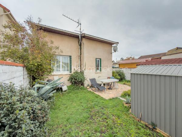 À seulement quelques minutes à pied de la gare de Villeneuve-Saint-Georges (Paris Gare de Lyon en 15 minutes !) et proche de toutes les commodités, 
Venez découvrir cette maison avec studio indépendant, terrasse et charmants extérieurs située dans un quartier résidentiel et parfaitement desservi !

En retrait de la rue, cette maison individuelle des années 1940, offre 93 m² au sol répartis sur deux niveaux.
Elle vous propose :
•	une Véranda d’entrée
•	une Cuisine séparée et aménagée
•	un Séjour traversant de 29 m², offrant une belle luminosité
•	une Salle de bain spacieuse, avec wc et espace buanderie
•	3 chambres, dont une au rez-de-chaussée
•	un Dressing (avec possibilité d’y créer une 2nde pièce d’eau)
•	un Balcon
En complément, vous bénéficierez d’un garage aménagé en Studio indépendant de 22 m², comprenant une pièce de vie avec une cuisine aménagée et une salle d’eau : idéal pour un adolescent, un parent, un espace bureau ou un revenu locatif complémentaire.

La propriété dispose également d’une cave d’environ 30 m² (1,80 m de hauteur, type vide sanitaire), bien pratique.
Le tout est édifié sur une parcelle de 403 m², comprenant :
•	Un stationnement sur la parcelle,
•	Un jardin plein de charme,
•	Une terrasse,
•	Un espace arrière avec abri de jardin en dur.

Bien entretenue, la maison est en bon état et dispose d’une chaudière gaz récente ainsi que de fenêtres double vitrage. 
Quelques rafraîchissements pour une mise à votre goût vous seront probablement nécessaires.

Visite Virtuelle disponible en lien de cette annonce pour une première découverte de ce bien et de ses nombreux atouts !

La localisation, les espaces extérieurs, les prestations et le potentiel de cette maison et sa dépendance vous seront très largement profitables !
À visiter sans tarder ! 
À votre disposition 7 jours sur 7