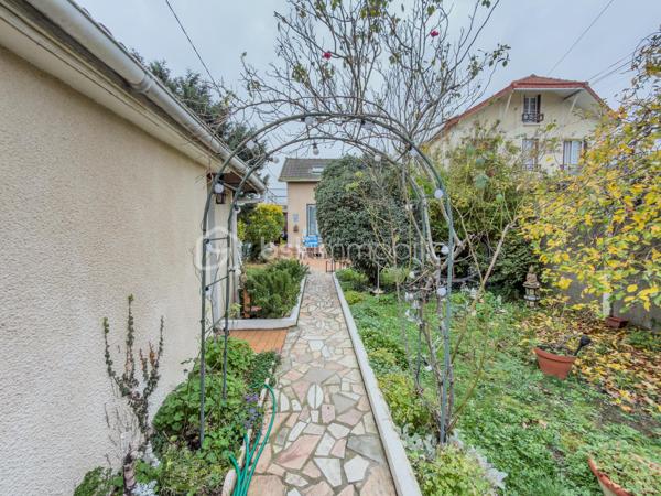 À seulement quelques minutes à pied de la gare de Villeneuve-Saint-Georges (Paris Gare de Lyon en 15 minutes !) et proche de toutes les commodités, 
Venez découvrir cette maison avec studio indépendant, terrasse et charmants extérieurs située dans un quartier résidentiel et parfaitement desservi !

En retrait de la rue, cette maison individuelle des années 1940, offre 93 m² au sol répartis sur deux niveaux.
Elle vous propose :
•	une Véranda d’entrée
•	une Cuisine séparée et aménagée
•	un Séjour traversant de 29 m², offrant une belle luminosité
•	une Salle de bain spacieuse, avec wc et espace buanderie
•	3 chambres, dont une au rez-de-chaussée
•	un Dressing (avec possibilité d’y créer une 2nde pièce d’eau)
•	un Balcon
En complément, vous bénéficierez d’un garage aménagé en Studio indépendant de 22 m², comprenant une pièce de vie avec une cuisine aménagée et une salle d’eau : idéal pour un adolescent, un parent, un espace bureau ou un revenu locatif complémentaire.

La propriété dispose également d’une cave d’environ 30 m² (1,80 m de hauteur, type vide sanitaire), bien pratique.
Le tout est édifié sur une parcelle de 403 m², comprenant :
•	Un stationnement sur la parcelle,
•	Un jardin plein de charme,
•	Une terrasse,
•	Un espace arrière avec abri de jardin en dur.

Bien entretenue, la maison est en bon état et dispose d’une chaudière gaz récente ainsi que de fenêtres double vitrage. 
Quelques rafraîchissements pour une mise à votre goût vous seront probablement nécessaires.

Visite Virtuelle disponible en lien de cette annonce pour une première découverte de ce bien et de ses nombreux atouts !

La localisation, les espaces extérieurs, les prestations et le potentiel de cette maison et sa dépendance vous seront très largement profitables !
À visiter sans tarder ! 
À votre disposition 7 jours sur 7