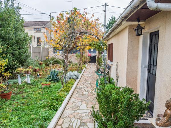 À seulement quelques minutes à pied de la gare de Villeneuve-Saint-Georges (Paris Gare de Lyon en 15 minutes !) et proche de toutes les commodités, 
Venez découvrir cette maison avec studio indépendant, terrasse et charmants extérieurs située dans un quartier résidentiel et parfaitement desservi !

En retrait de la rue, cette maison individuelle des années 1940, offre 93 m² au sol répartis sur deux niveaux.
Elle vous propose :
•	une Véranda d’entrée
•	une Cuisine séparée et aménagée
•	un Séjour traversant de 29 m², offrant une belle luminosité
•	une Salle de bain spacieuse, avec wc et espace buanderie
•	3 chambres, dont une au rez-de-chaussée
•	un Dressing (avec possibilité d’y créer une 2nde pièce d’eau)
•	un Balcon
En complément, vous bénéficierez d’un garage aménagé en Studio indépendant de 22 m², comprenant une pièce de vie avec une cuisine aménagée et une salle d’eau : idéal pour un adolescent, un parent, un espace bureau ou un revenu locatif complémentaire.

La propriété dispose également d’une cave d’environ 30 m² (1,80 m de hauteur, type vide sanitaire), bien pratique.
Le tout est édifié sur une parcelle de 403 m², comprenant :
•	Un stationnement sur la parcelle,
•	Un jardin plein de charme,
•	Une terrasse,
•	Un espace arrière avec abri de jardin en dur.

Bien entretenue, la maison est en bon état et dispose d’une chaudière gaz récente ainsi que de fenêtres double vitrage. 
Quelques rafraîchissements pour une mise à votre goût vous seront probablement nécessaires.

Visite Virtuelle disponible en lien de cette annonce pour une première découverte de ce bien et de ses nombreux atouts !

La localisation, les espaces extérieurs, les prestations et le potentiel de cette maison et sa dépendance vous seront très largement profitables !
À visiter sans tarder ! 
À votre disposition 7 jours sur 7
