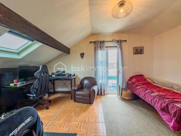 À seulement quelques minutes à pied de la gare de Villeneuve-Saint-Georges (Paris Gare de Lyon en 15 minutes !) et proche de toutes les commodités, 
Venez découvrir cette maison avec studio indépendant, terrasse et charmants extérieurs située dans un quartier résidentiel et parfaitement desservi !

En retrait de la rue, cette maison individuelle des années 1940, offre 93 m² au sol répartis sur deux niveaux.
Elle vous propose :
•	une Véranda d’entrée
•	une Cuisine séparée et aménagée
•	un Séjour traversant de 29 m², offrant une belle luminosité
•	une Salle de bain spacieuse, avec wc et espace buanderie
•	3 chambres, dont une au rez-de-chaussée
•	un Dressing (avec possibilité d’y créer une 2nde pièce d’eau)
•	un Balcon
En complément, vous bénéficierez d’un garage aménagé en Studio indépendant de 22 m², comprenant une pièce de vie avec une cuisine aménagée et une salle d’eau : idéal pour un adolescent, un parent, un espace bureau ou un revenu locatif complémentaire.

La propriété dispose également d’une cave d’environ 30 m² (1,80 m de hauteur, type vide sanitaire), bien pratique.
Le tout est édifié sur une parcelle de 403 m², comprenant :
•	Un stationnement sur la parcelle,
•	Un jardin plein de charme,
•	Une terrasse,
•	Un espace arrière avec abri de jardin en dur.

Bien entretenue, la maison est en bon état et dispose d’une chaudière gaz récente ainsi que de fenêtres double vitrage. 
Quelques rafraîchissements pour une mise à votre goût vous seront probablement nécessaires.

Visite Virtuelle disponible en lien de cette annonce pour une première découverte de ce bien et de ses nombreux atouts !

La localisation, les espaces extérieurs, les prestations et le potentiel de cette maison et sa dépendance vous seront très largement profitables !
À visiter sans tarder ! 
À votre disposition 7 jours sur 7