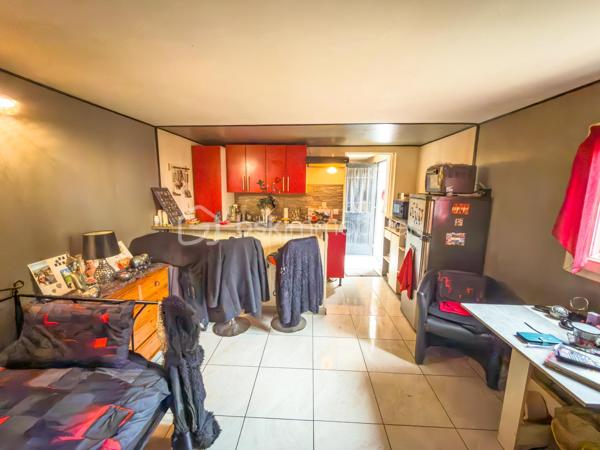 À seulement quelques minutes à pied de la gare de Villeneuve-Saint-Georges (Paris Gare de Lyon en 15 minutes !) et proche de toutes les commodités, 
Venez découvrir cette maison avec studio indépendant, terrasse et charmants extérieurs située dans un quartier résidentiel et parfaitement desservi !

En retrait de la rue, cette maison individuelle des années 1940, offre 93 m² au sol répartis sur deux niveaux.
Elle vous propose :
•	une Véranda d’entrée
•	une Cuisine séparée et aménagée
•	un Séjour traversant de 29 m², offrant une belle luminosité
•	une Salle de bain spacieuse, avec wc et espace buanderie
•	3 chambres, dont une au rez-de-chaussée
•	un Dressing (avec possibilité d’y créer une 2nde pièce d’eau)
•	un Balcon
En complément, vous bénéficierez d’un garage aménagé en Studio indépendant de 22 m², comprenant une pièce de vie avec une cuisine aménagée et une salle d’eau : idéal pour un adolescent, un parent, un espace bureau ou un revenu locatif complémentaire.

La propriété dispose également d’une cave d’environ 30 m² (1,80 m de hauteur, type vide sanitaire), bien pratique.
Le tout est édifié sur une parcelle de 403 m², comprenant :
•	Un stationnement sur la parcelle,
•	Un jardin plein de charme,
•	Une terrasse,
•	Un espace arrière avec abri de jardin en dur.

Bien entretenue, la maison est en bon état et dispose d’une chaudière gaz récente ainsi que de fenêtres double vitrage. 
Quelques rafraîchissements pour une mise à votre goût vous seront probablement nécessaires.

Visite Virtuelle disponible en lien de cette annonce pour une première découverte de ce bien et de ses nombreux atouts !

La localisation, les espaces extérieurs, les prestations et le potentiel de cette maison et sa dépendance vous seront très largement profitables !
À visiter sans tarder ! 
À votre disposition 7 jours sur 7