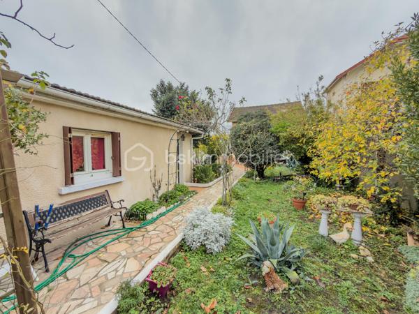 À seulement quelques minutes à pied de la gare de Villeneuve-Saint-Georges (Paris Gare de Lyon en 15 minutes !) et proche de toutes les commodités, 
Venez découvrir cette maison avec studio indépendant, terrasse et charmants extérieurs située dans un quartier résidentiel et parfaitement desservi !

En retrait de la rue, cette maison individuelle des années 1940, offre 93 m² au sol répartis sur deux niveaux.
Elle vous propose :
•	une Véranda d’entrée
•	une Cuisine séparée et aménagée
•	un Séjour traversant de 29 m², offrant une belle luminosité
•	une Salle de bain spacieuse, avec wc et espace buanderie
•	3 chambres, dont une au rez-de-chaussée
•	un Dressing (avec possibilité d’y créer une 2nde pièce d’eau)
•	un Balcon
En complément, vous bénéficierez d’un garage aménagé en Studio indépendant de 22 m², comprenant une pièce de vie avec une cuisine aménagée et une salle d’eau : idéal pour un adolescent, un parent, un espace bureau ou un revenu locatif complémentaire.

La propriété dispose également d’une cave d’environ 30 m² (1,80 m de hauteur, type vide sanitaire), bien pratique.
Le tout est édifié sur une parcelle de 403 m², comprenant :
•	Un stationnement sur la parcelle,
•	Un jardin plein de charme,
•	Une terrasse,
•	Un espace arrière avec abri de jardin en dur.

Bien entretenue, la maison est en bon état et dispose d’une chaudière gaz récente ainsi que de fenêtres double vitrage. 
Quelques rafraîchissements pour une mise à votre goût vous seront probablement nécessaires.

Visite Virtuelle disponible en lien de cette annonce pour une première découverte de ce bien et de ses nombreux atouts !

La localisation, les espaces extérieurs, les prestations et le potentiel de cette maison et sa dépendance vous seront très largement profitables !
À visiter sans tarder ! 
À votre disposition 7 jours sur 7